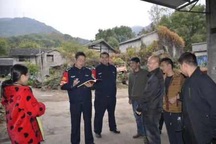 从橄榄绿到警服蓝丨李法正:余晖撒播"新"岗位