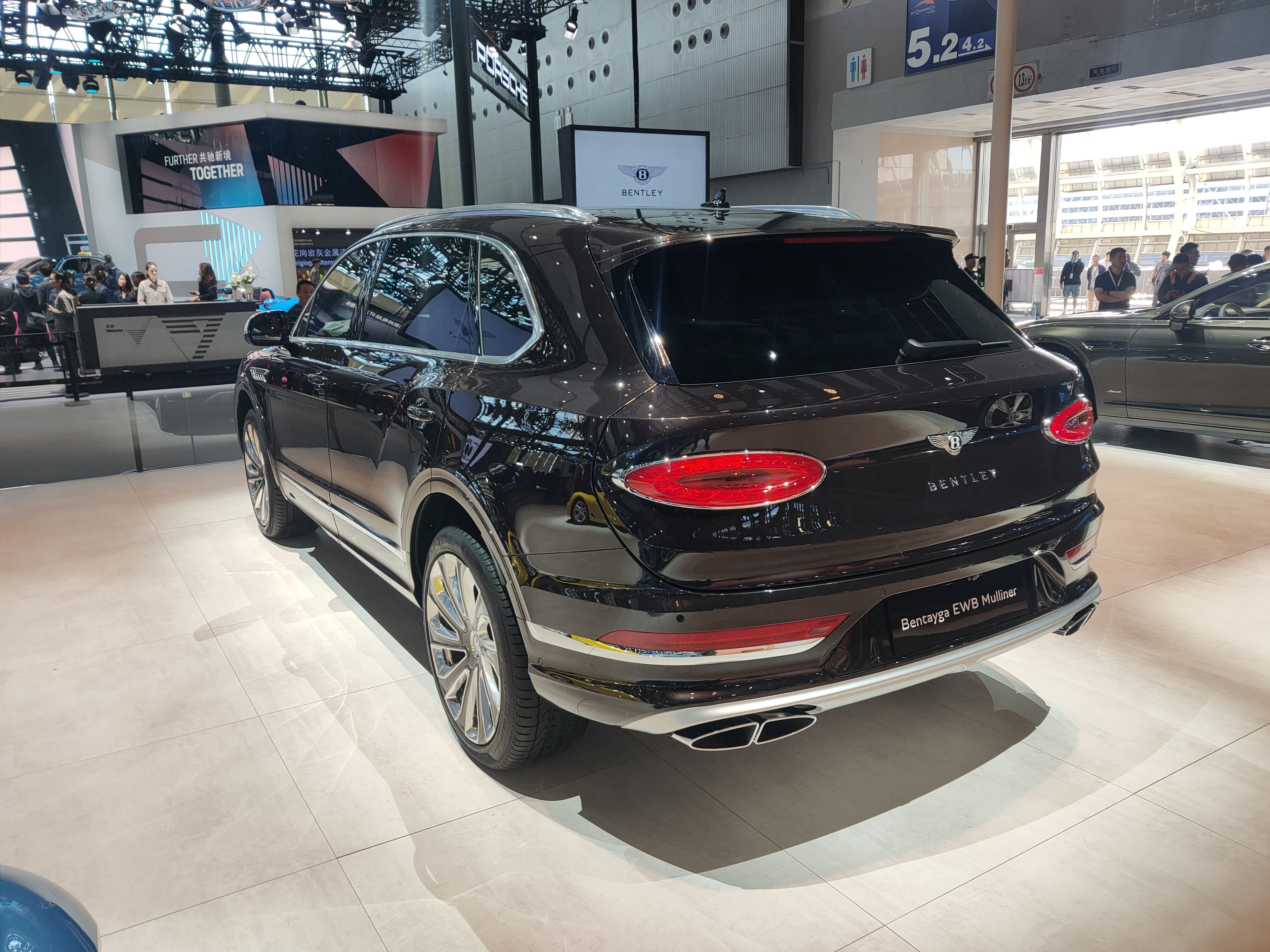 宾利添越长轴距mulliner版,标配航空级座椅套件