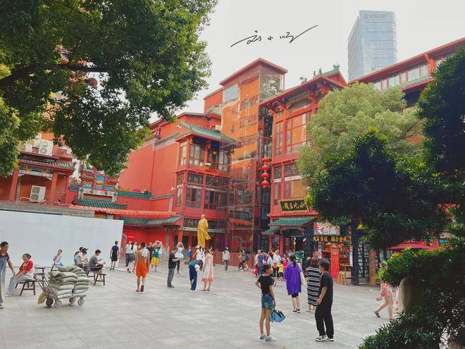 长沙市中心有一处著名景点,原本是宫庙,却因特色小吃而举世闻名