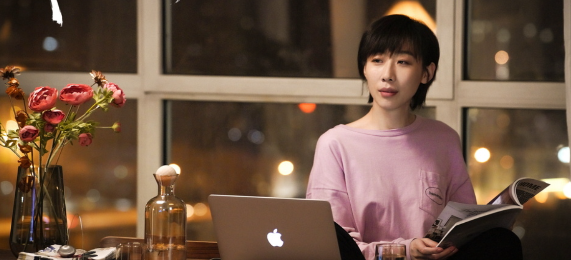 《我在他乡挺好的》主演任素汐分享剧组照,温泉戏被烫到双腿发红