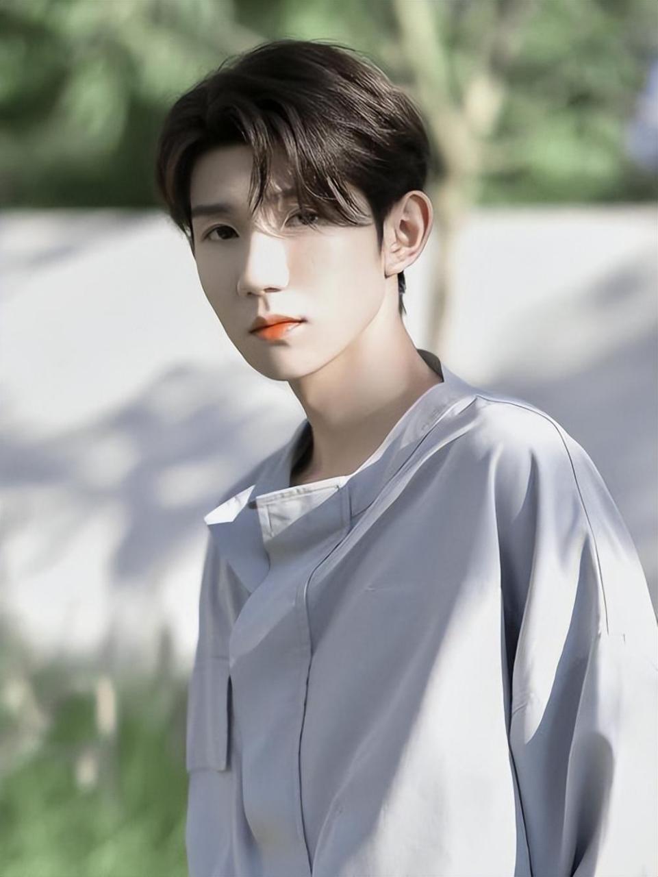 王源因独树一帜的音乐调性和充满情感的歌声赢得听众喜爱,但成名之路