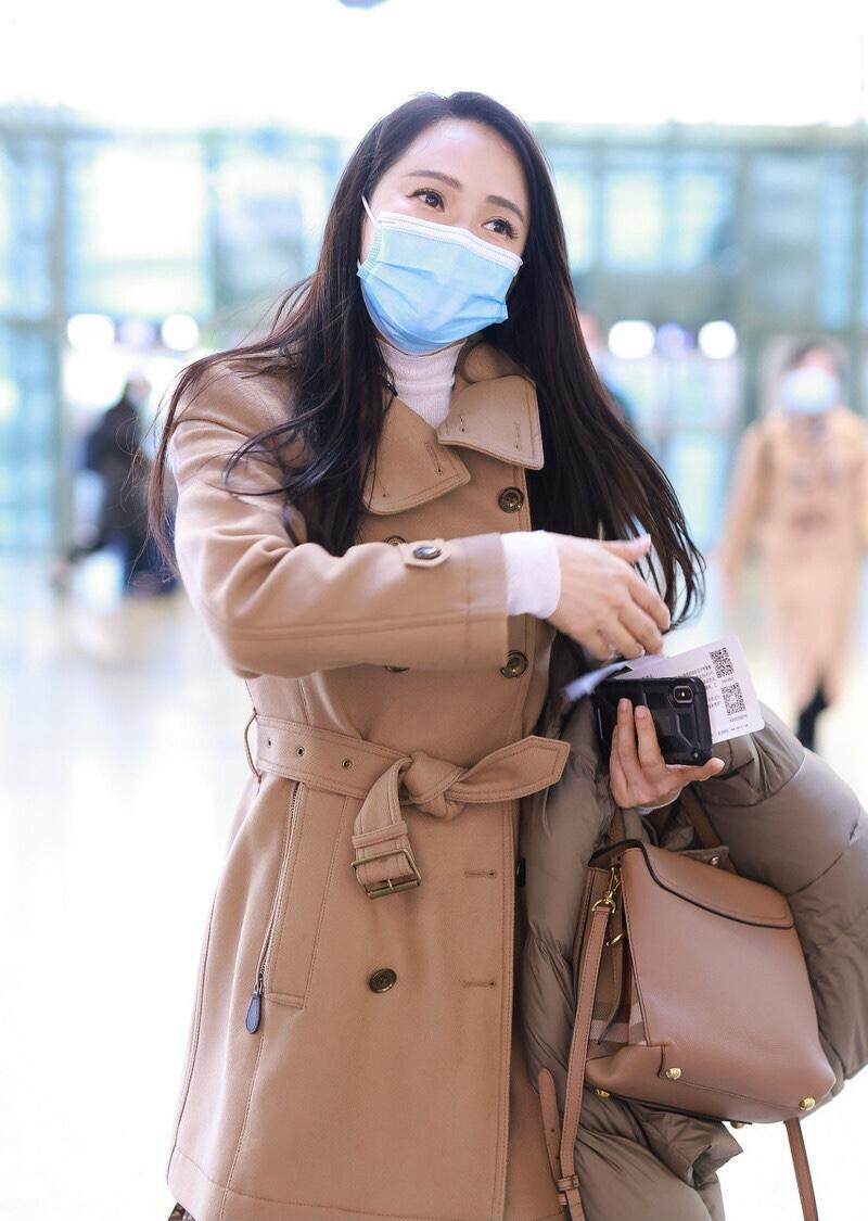 伊能静气质端庄大方,穿一袭大衣内搭印花连衣裙走机场,高级减龄