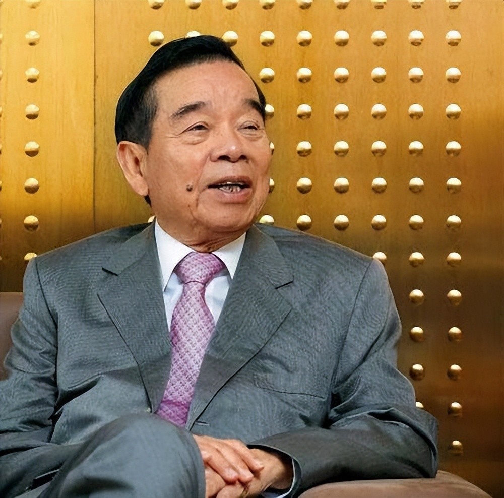 许家印背后的郑裕彤,三栋大楼就值几百亿,去世后李嘉诚为他扶灵
