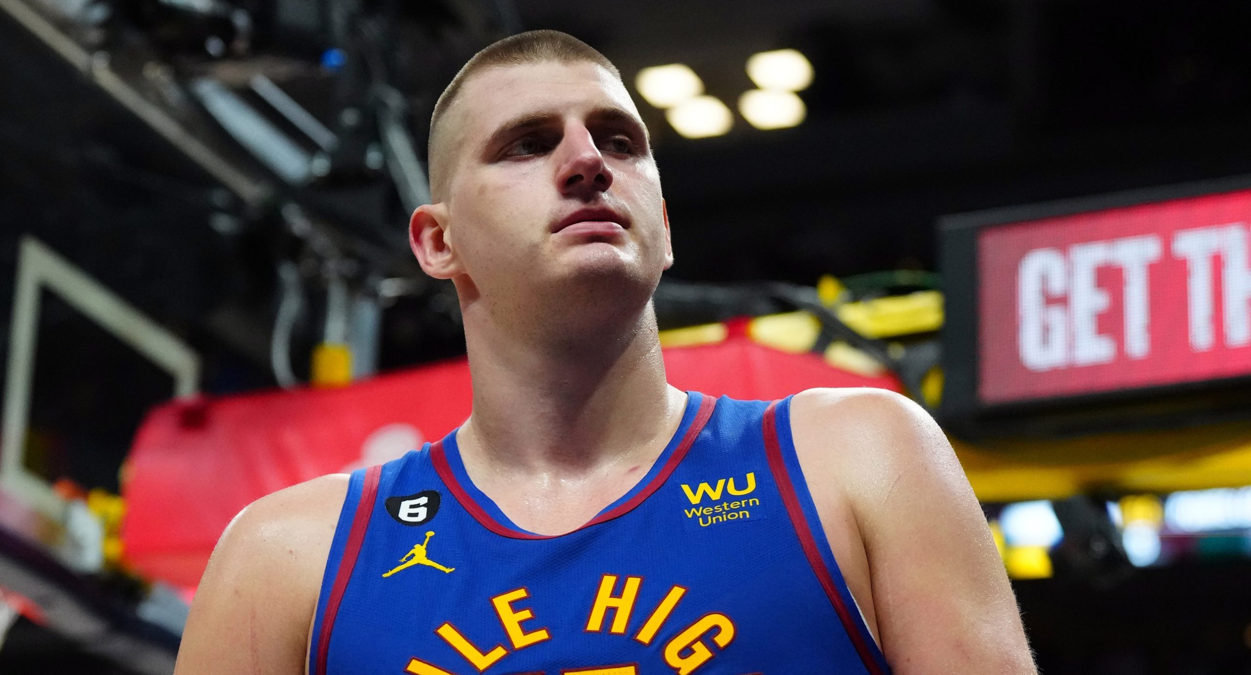 美媒晒数据:约基奇场均30 三双,命中率55.9%三分51.2%