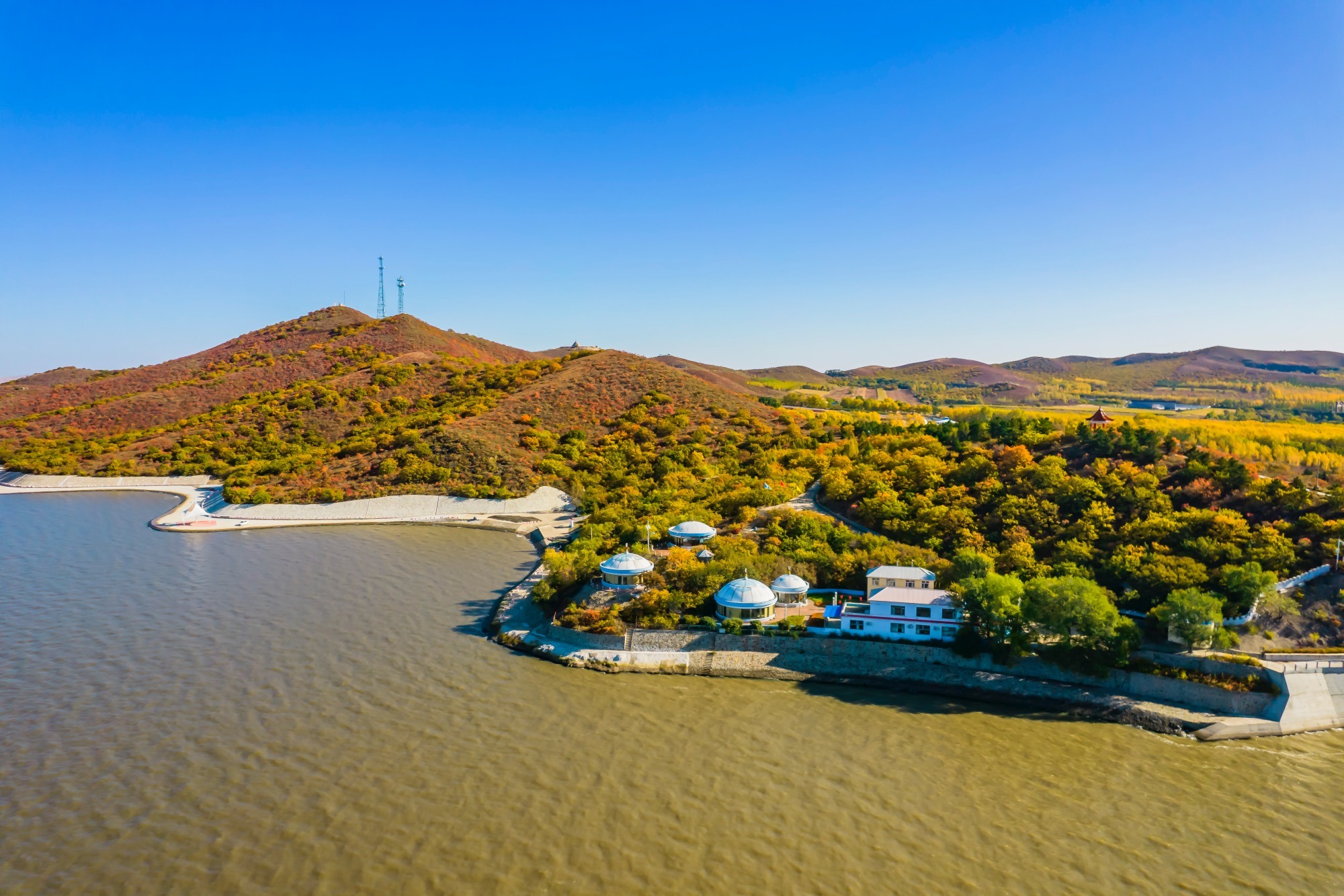 乌兰浩特察尔森水库风景区,被誉为"草原明珠",航拍风景美如画
