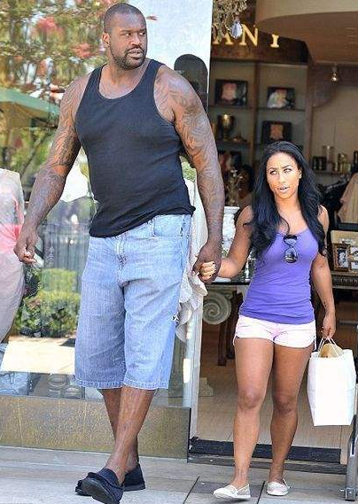 nba奥尼尔体重近400斤,新女友仅90斤,身高不足1.6米