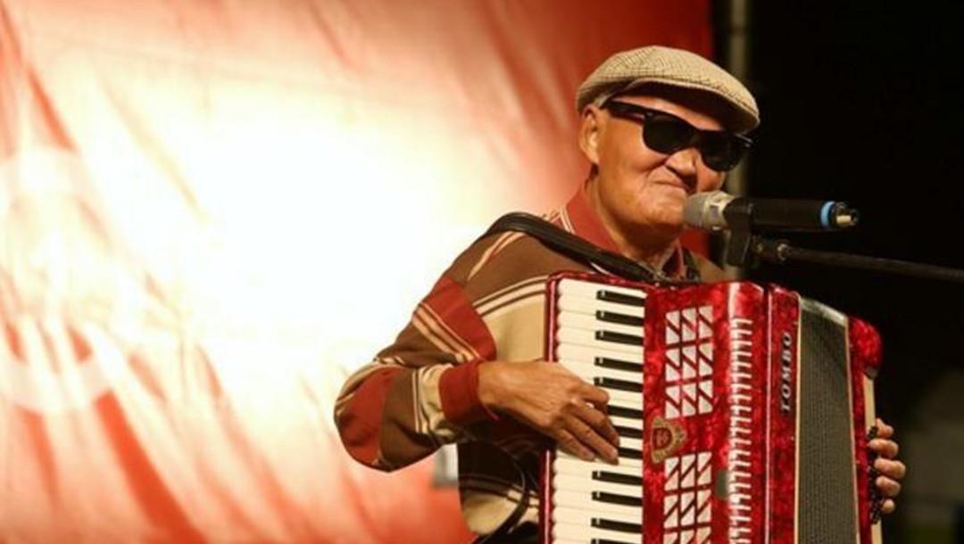 73岁的残疾歌星李炳辉,举纸牌向路人乞讨,他的穿着过于消瘦