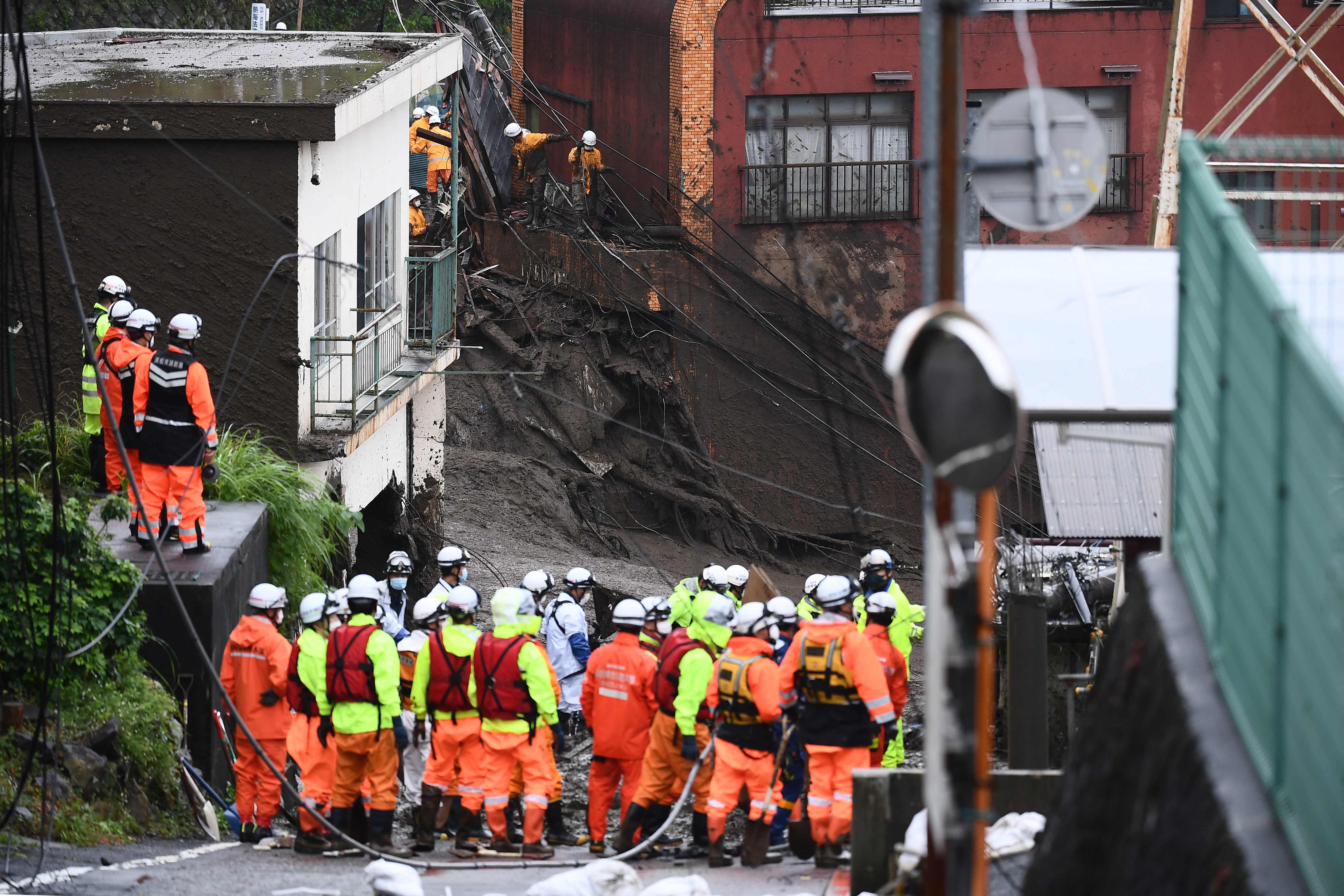 日本热海市泥石流灾后救援艰难进行 约20人仍下落不明