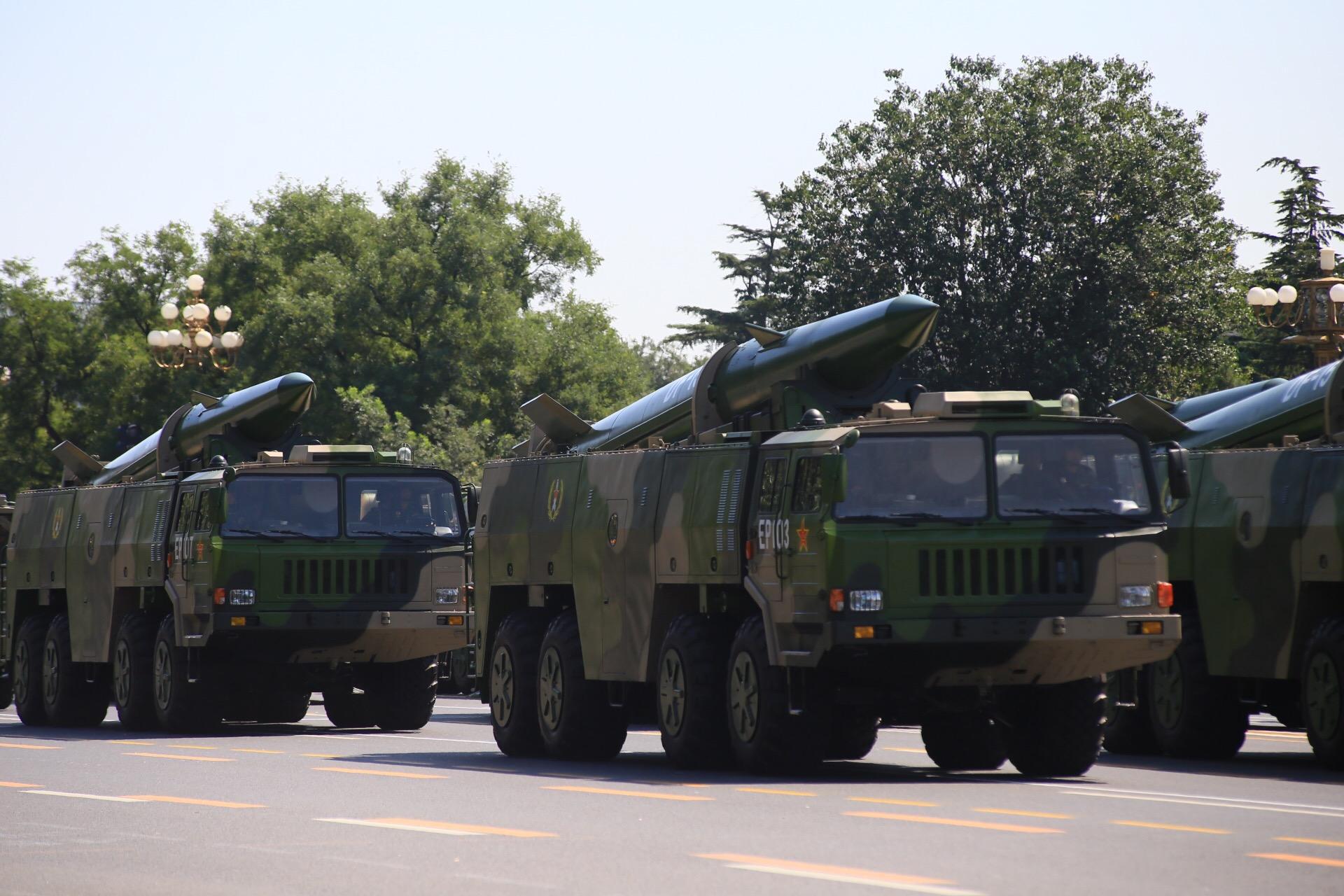 火箭军导弹车的路权有多高?战区首长都要绕道,手握真理畅通无阻