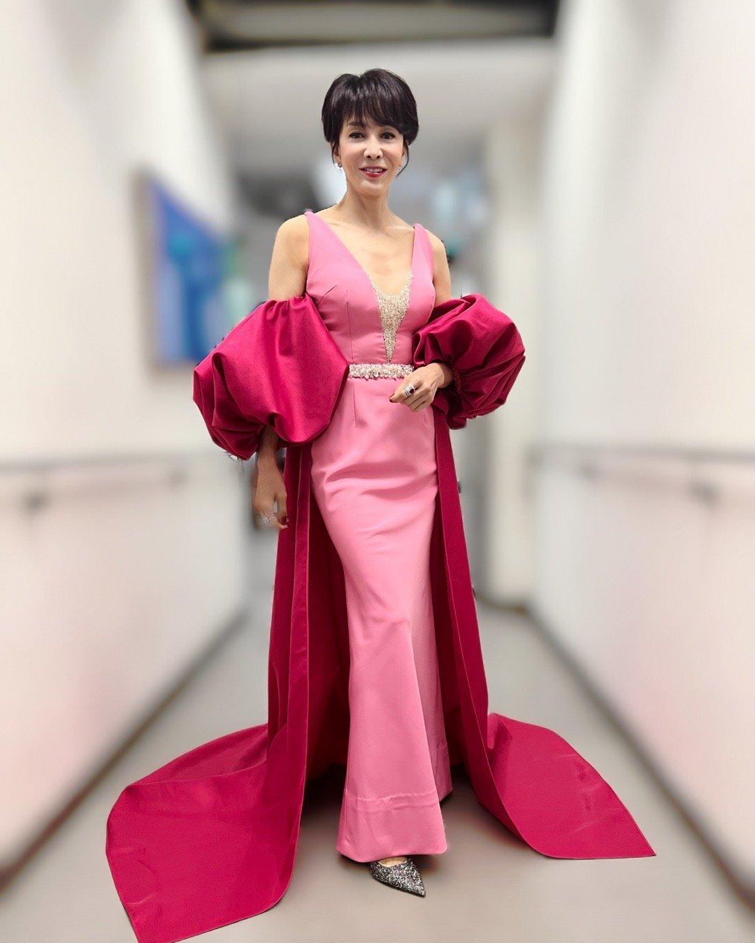 郑裕玲前任宣布复出!明年开演唱会,老来得女,一家三口很幸福