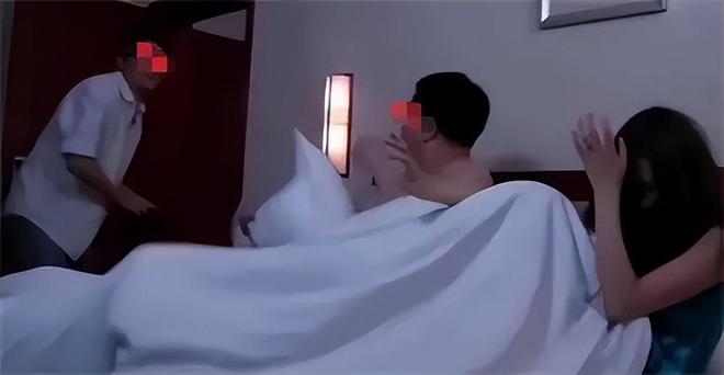 情人王先生被老公抓住,老婆蜷缩在窗台上,网友:太可怜了!