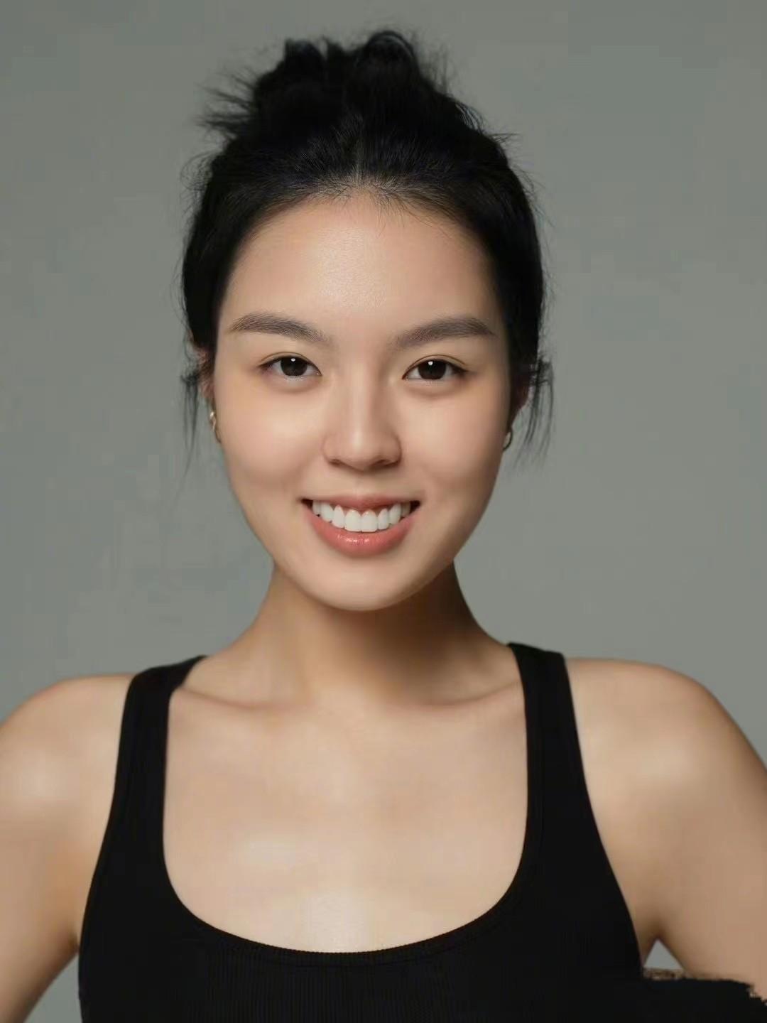 恭喜!李咏21岁女儿宣布出道,高调晒出三张写真,哈文已回京陪伴