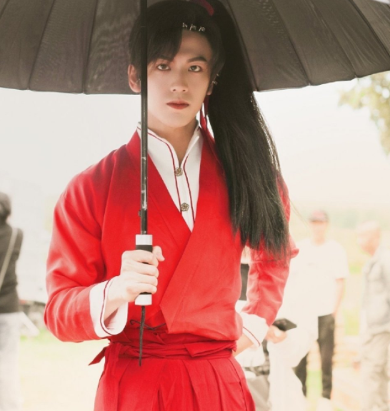 《吉星高照》新导演审美棒,张凌赫黑衣造型被赞,但拍摄角度好假