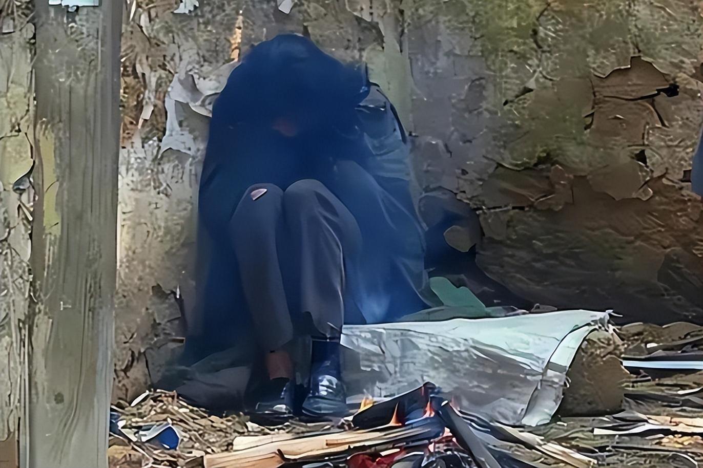 09年,河南23岁男子活活饿死家中,生前曾把家具劈成柴火取暖!