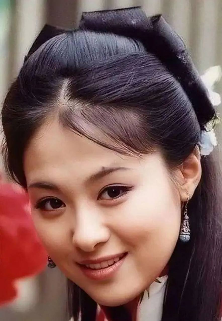 脸上的那个痣,让她清纯中添了几丝妩媚,十分优雅,灵气动人.