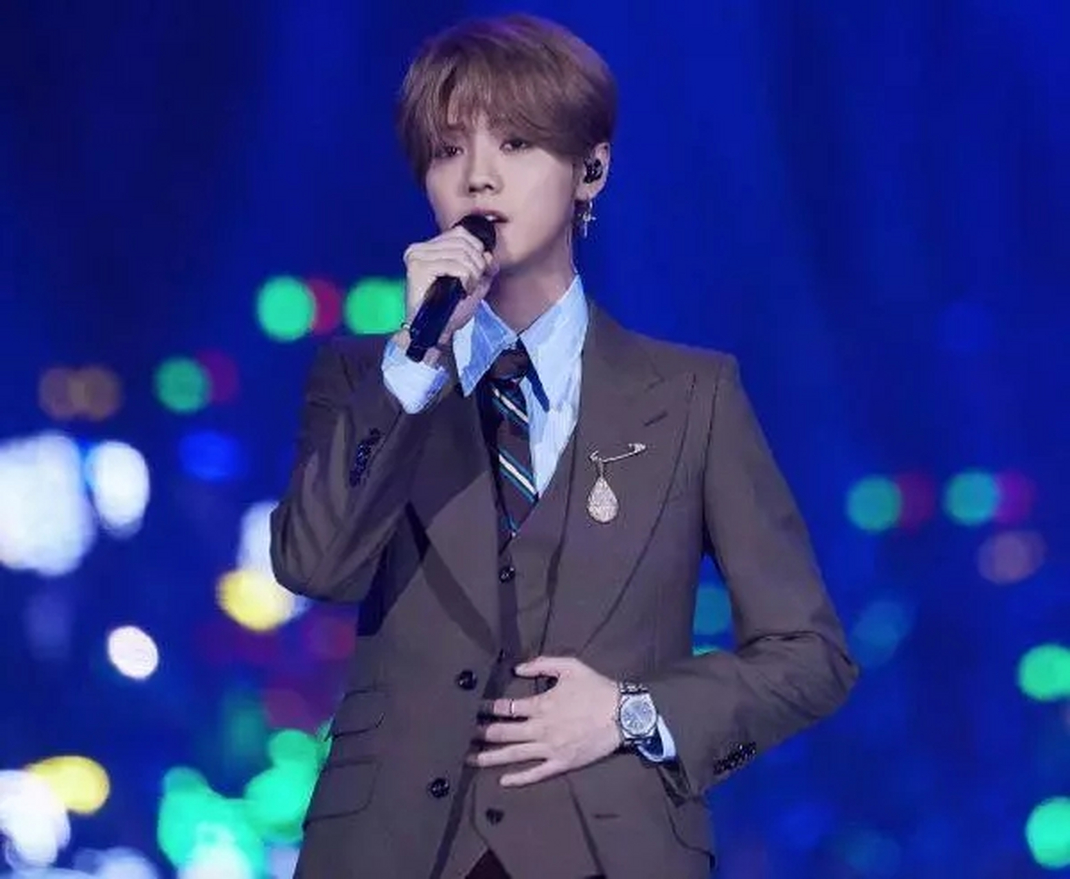 鹿晗,1990年4月20日出生于北京,中国男歌手,演员.