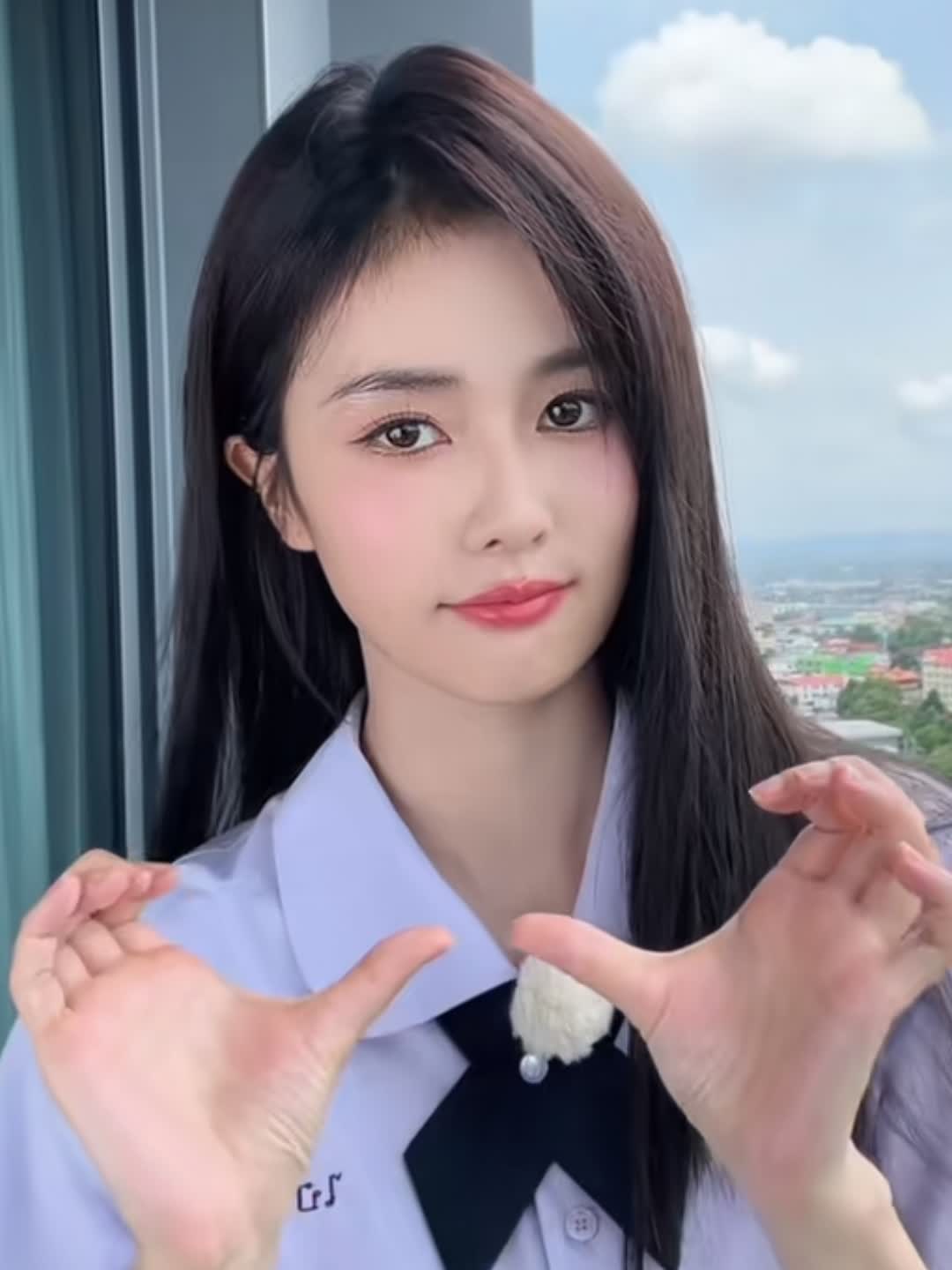 白鹿开心拍视频爆红,活泼性格惹人爱