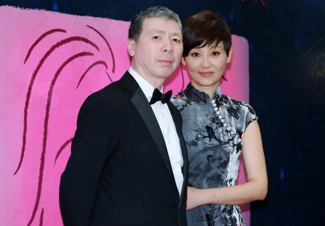 冯小刚夫妻新年敬酒,同框比老婆还白,54岁徐帆一头短发气质出众