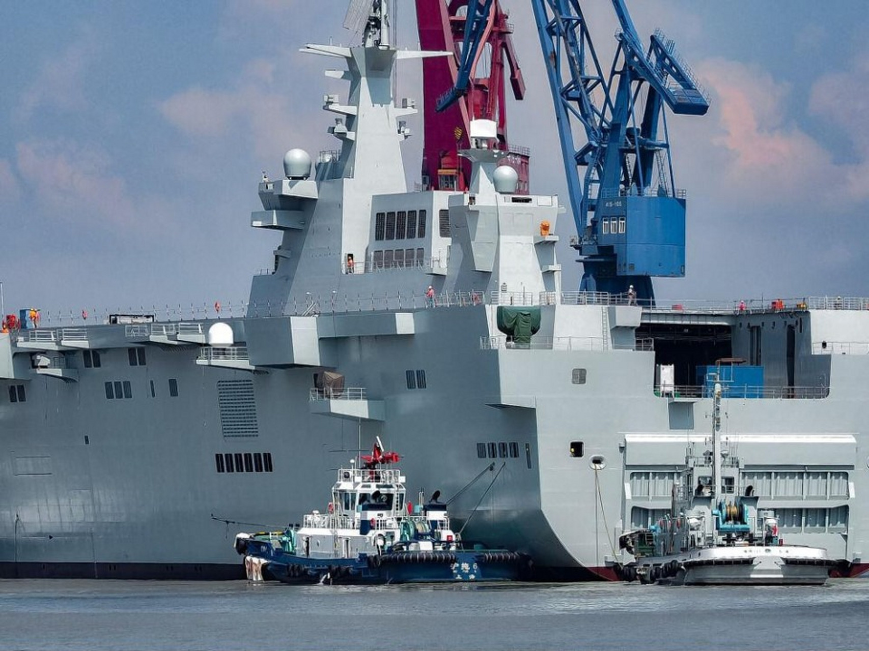 最近有消息指出,上海沪东造船厂内疑似出现了075型两栖登陆舰四号舰的