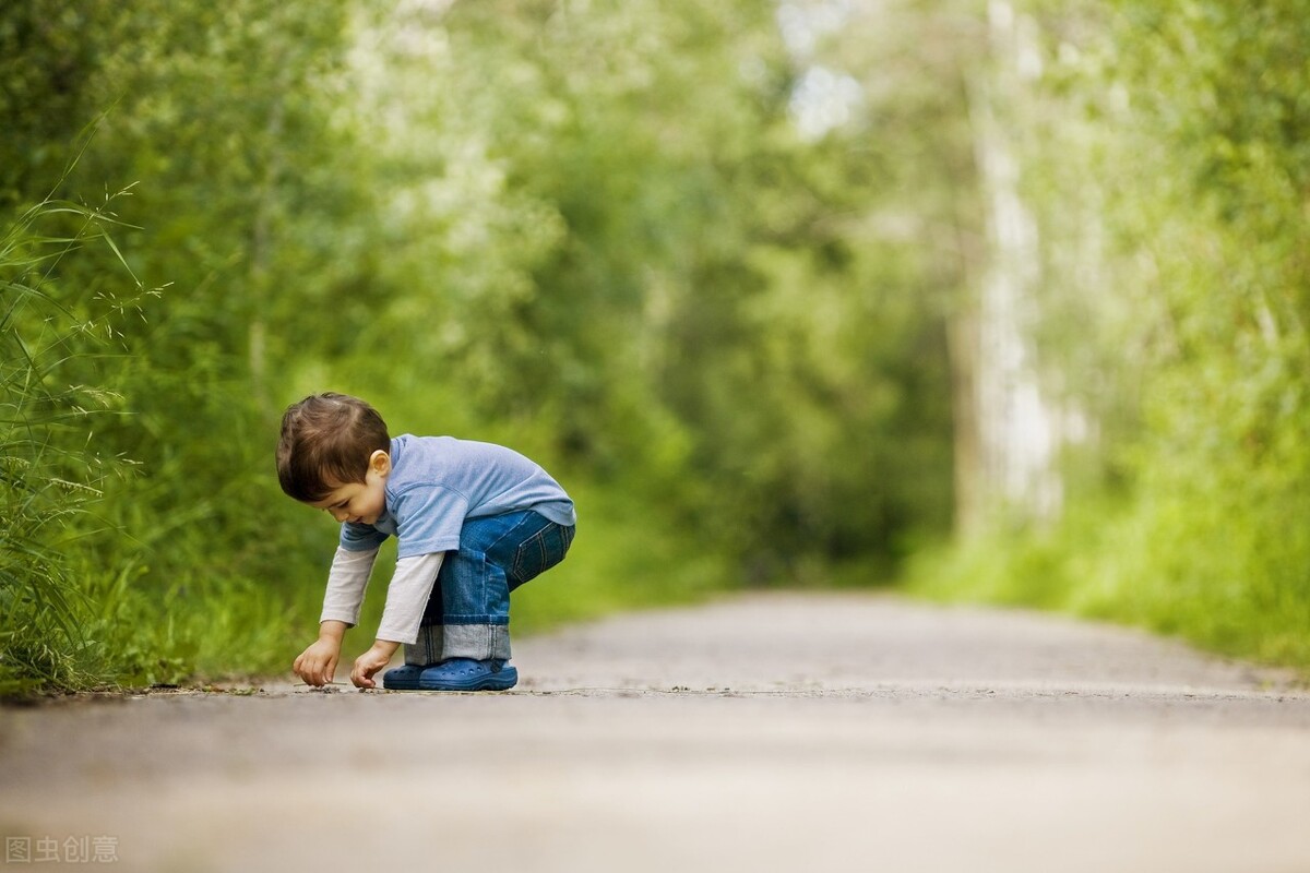 孩子喜欢在地上捡东西吃怎么办?如何让孩子轻松度过口欲期