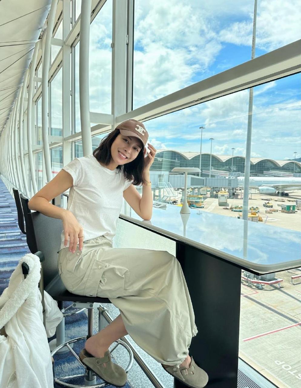 tvb女星张曦雯身穿蓝色泳衣海滩游玩,蓝天碧海下生吃海胆