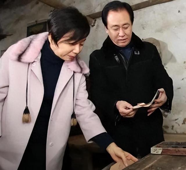 许家印三个孩子被曝光,儿子颜值不及父亲,女儿生活奢靡身世复杂