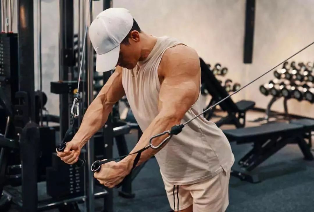 被称为"台湾健体第一人",肌肉健硕,50岁身材超过小鲜肉