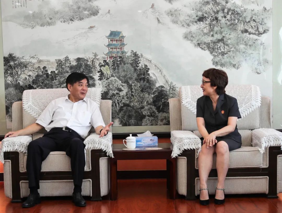 邓忠平在市中级法院调研工作,强调