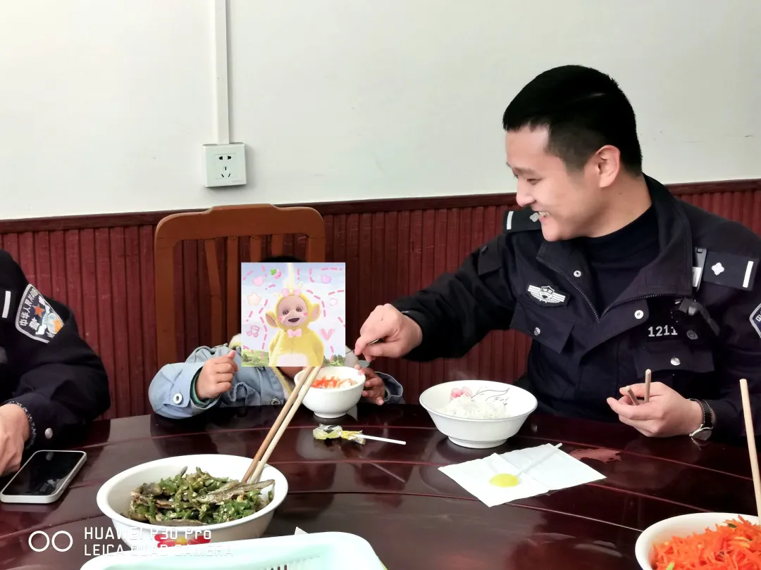 民警吴瑞彬给小孩喂饭