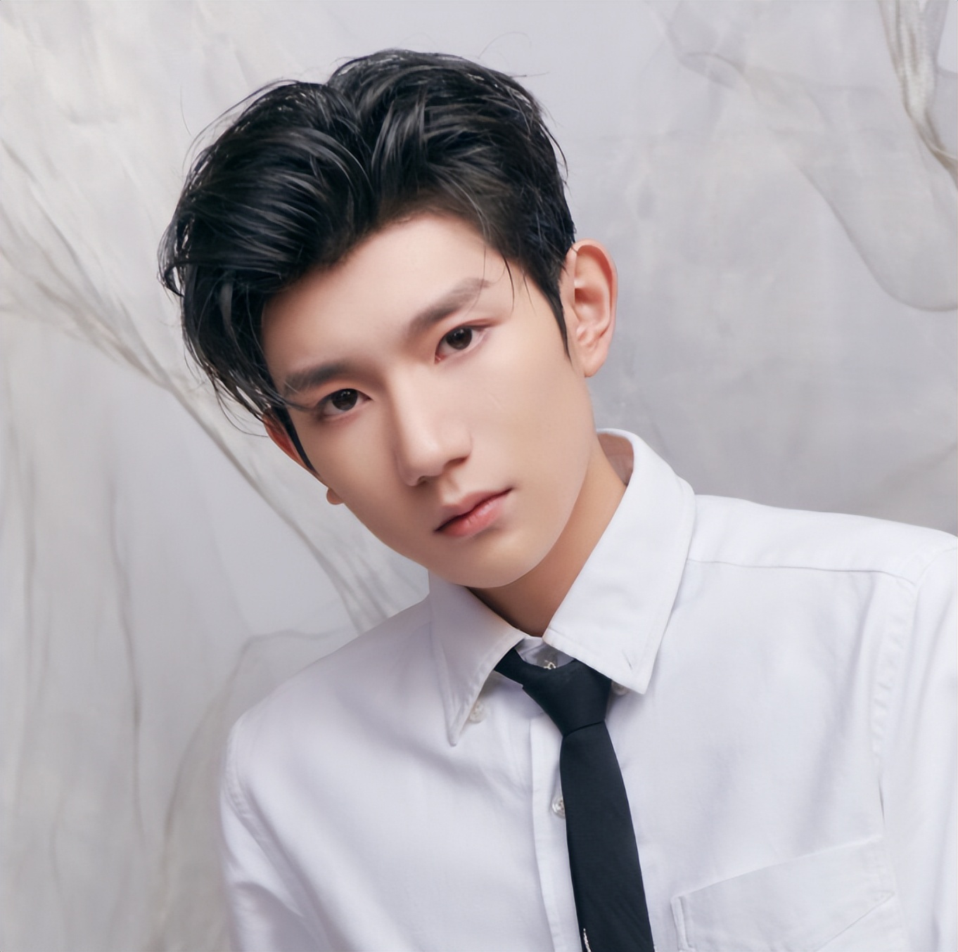 男明星大多数也是"照骗",写真照帅气逼人,一看生图就原形毕露