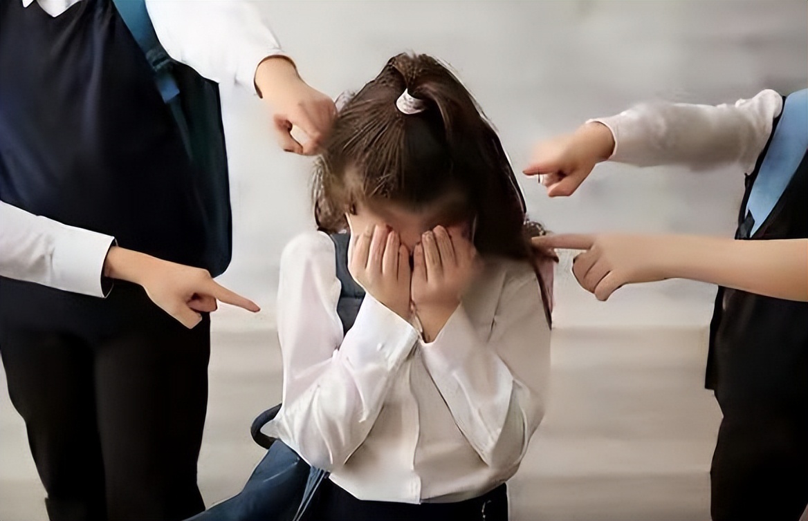 广东一女生遭受校园霸凌,在厕所被逼下跪磕头,当地教育局介入