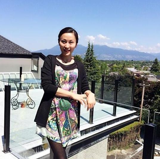 杨子前妻现身大女儿哈佛毕业礼,年过40气质妩媚,不输现任黄圣依