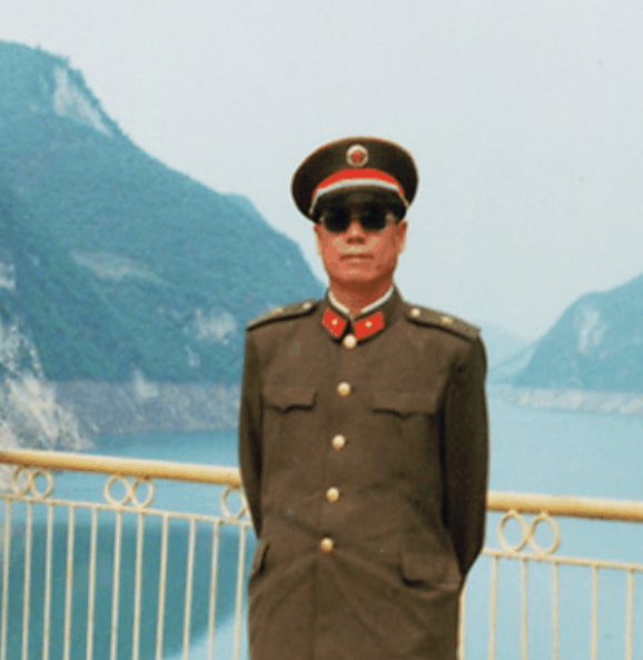 他接替张万年任总参谋长,63岁升上将,儿子是东部战区陆军副司令