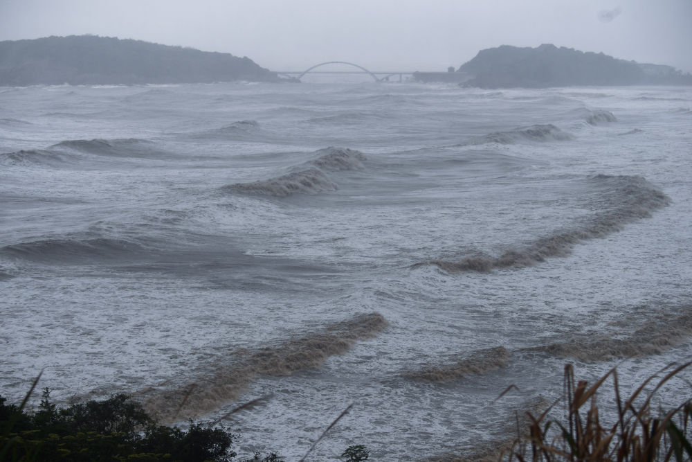 新华全媒 丨浙江舟山:14号台风"灿都"带来大风大浪