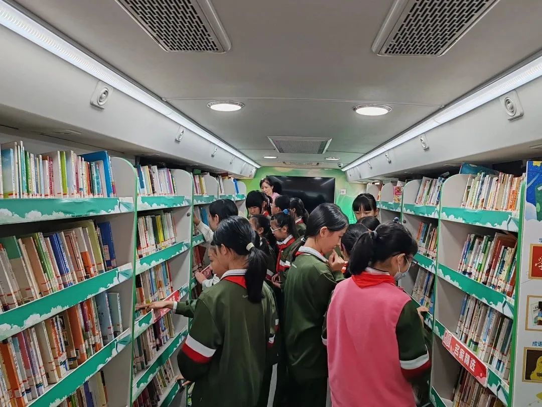 随着流动图书车开进校园,我们的活动正式开始啦!