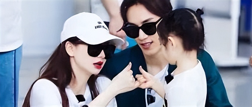 "男女通吃",毫不避讳,这些娱乐圈的女星简直太会玩了!