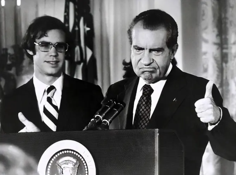 2013年4月,阿尔斯通的全球副总裁皮耶鲁齐,因为工作需要,降落在肯尼迪