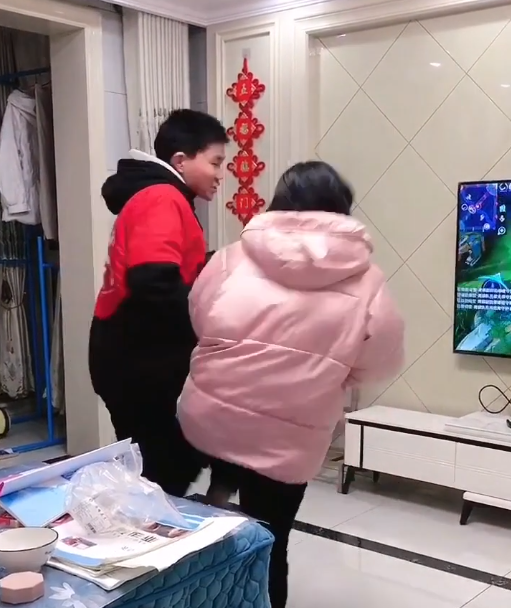 湖南一姐姐被弟弟打哭后告状,表情传神逗乐网友,妈妈淡定拍视频