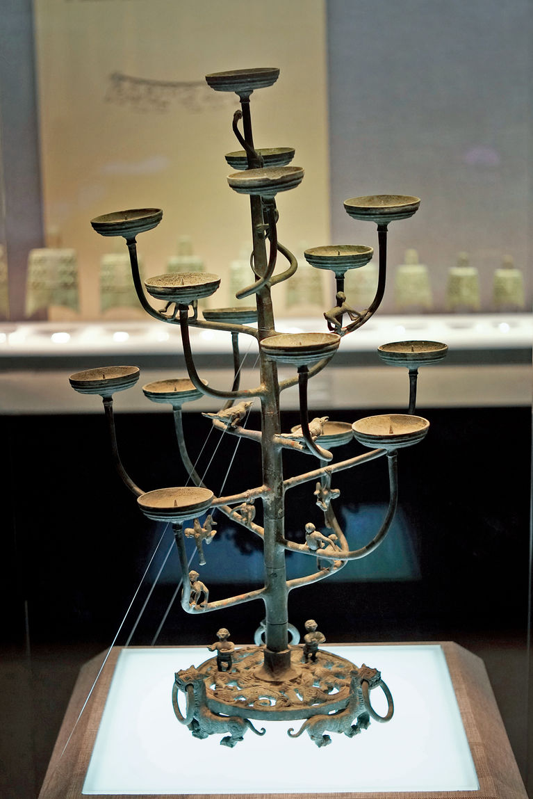 中山王陵墓出土十五盏连枝灯,因它有个隐藏功能,竟成为国宝