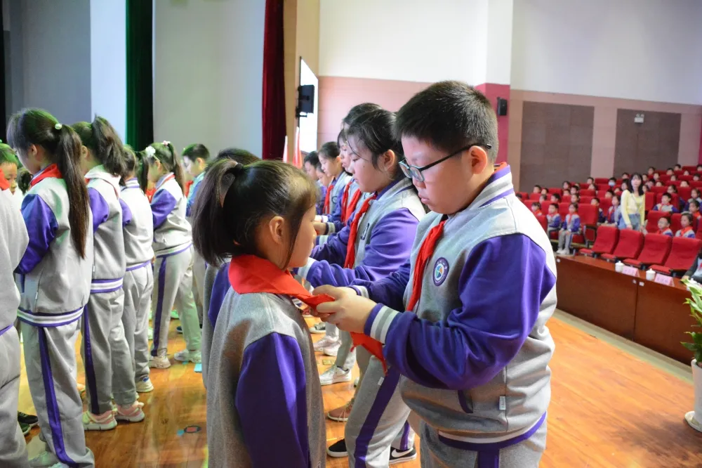 苏州工业园区方洲小学举行二年级分批入队仪式