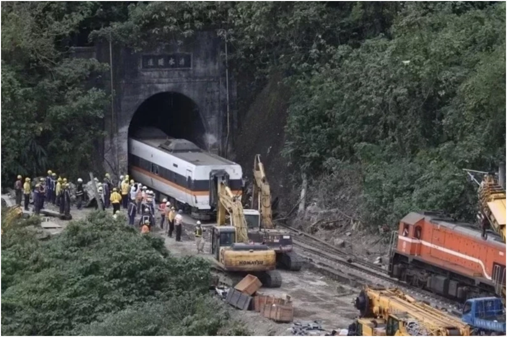 台湾铁路事故图片