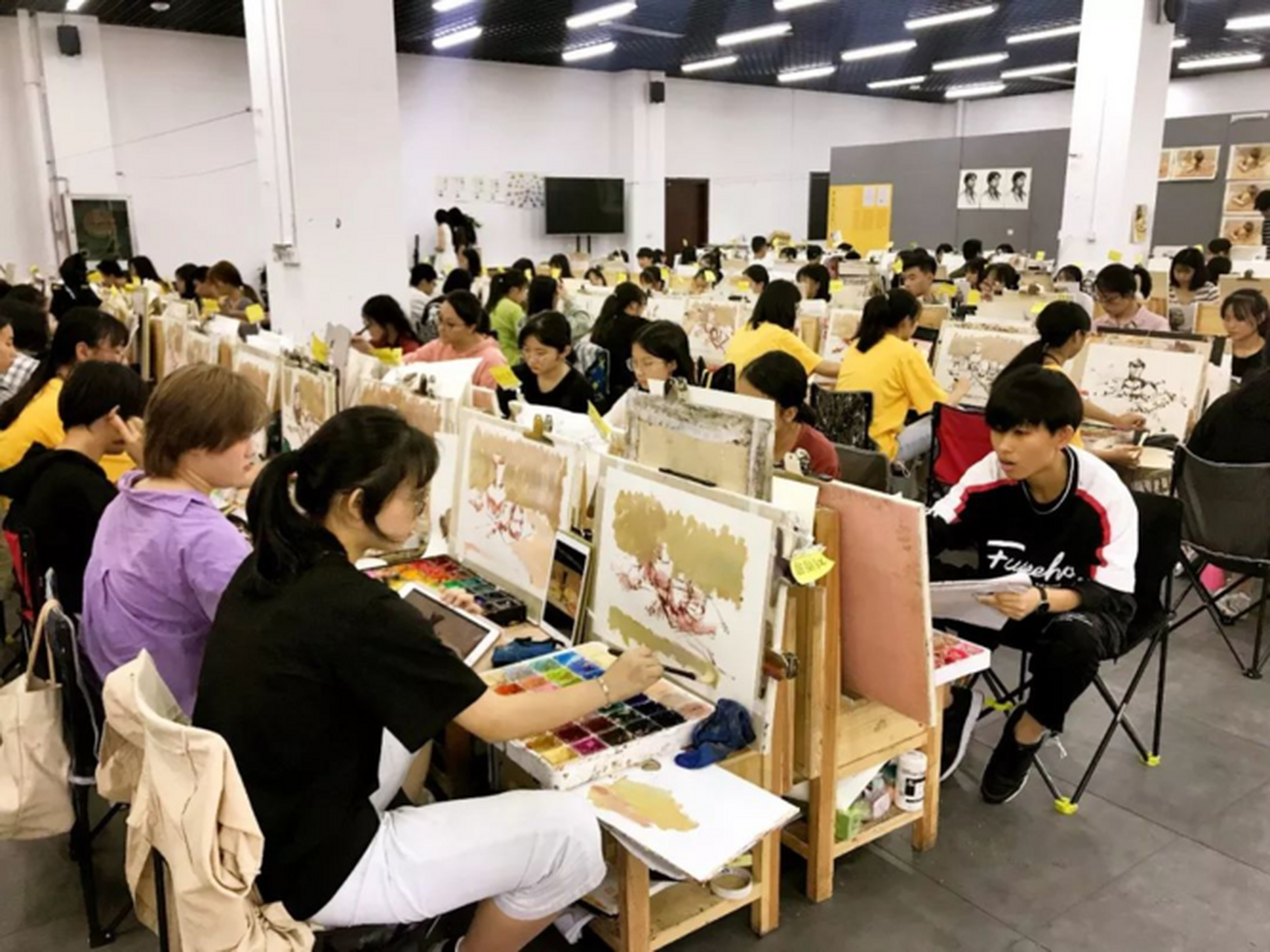 画画兴趣班对于培养孩子的兴趣和技能具有重要意义,但并非不可或缺.