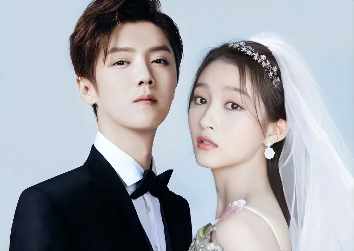 关晓彤晒照中指露戒,疑与鹿晗订婚,网友:男方27官宣女方27订婚