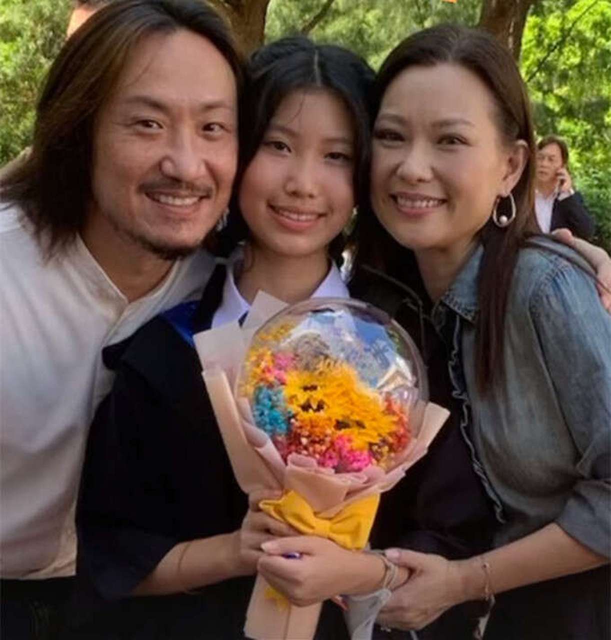 7月10日,郑中基妻子余思敏在个人社交账号上发文庆祝女儿小学毕业