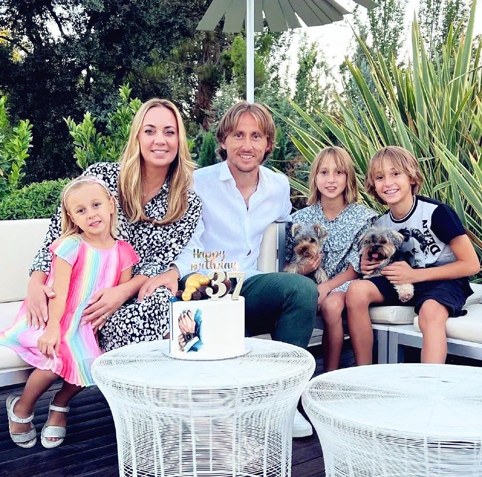 莫德里奇的爱情美得像糖,妻子的穿搭朴素无华