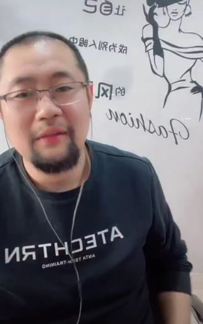 二龙湖贾队长和郭艾伦合影!郭艾伦成熟了:郭1分调侃不放在心上