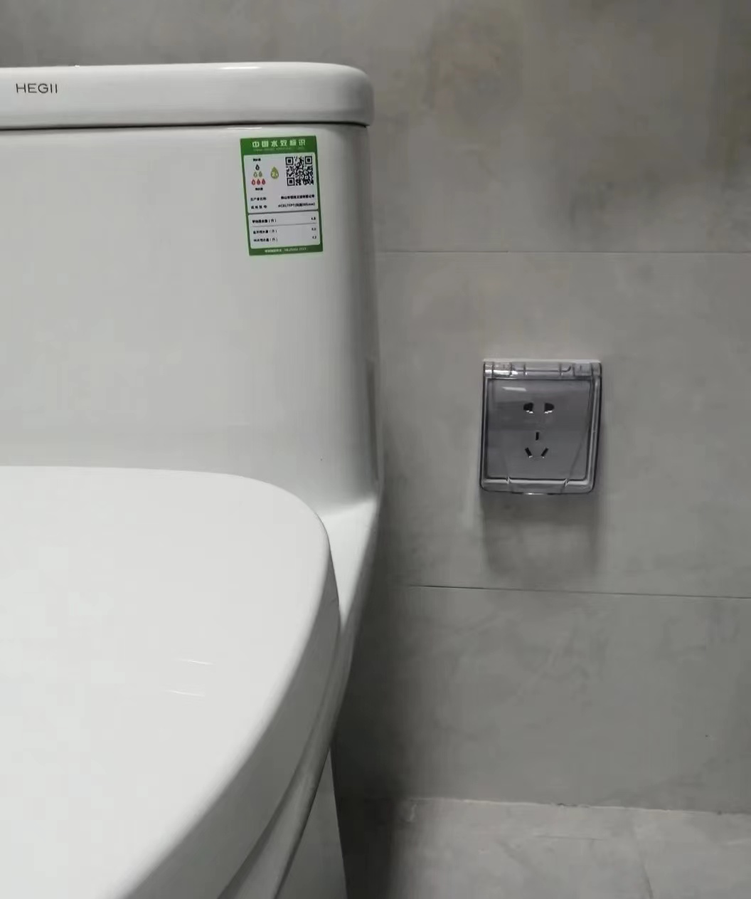 沙发旁预留插座很容易理解,但我说马桶边,你们会不会很懵?