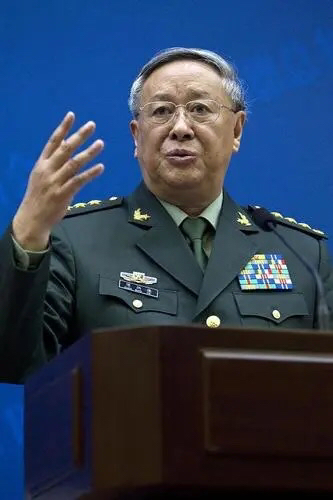 沈阳军区副司令佟宝存在饭店被歹徒骚扰,他将其制服后移送公安局