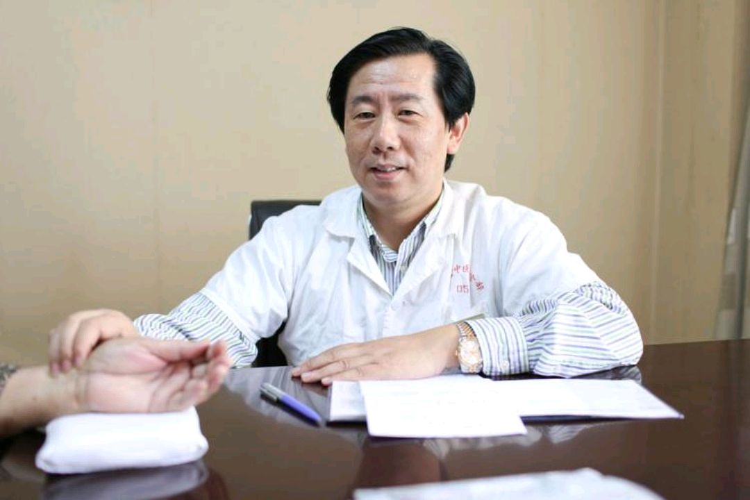 名医鲍晓东,研究脑病30年,成功治愈帕金森,癫痫和脑中风等脑病