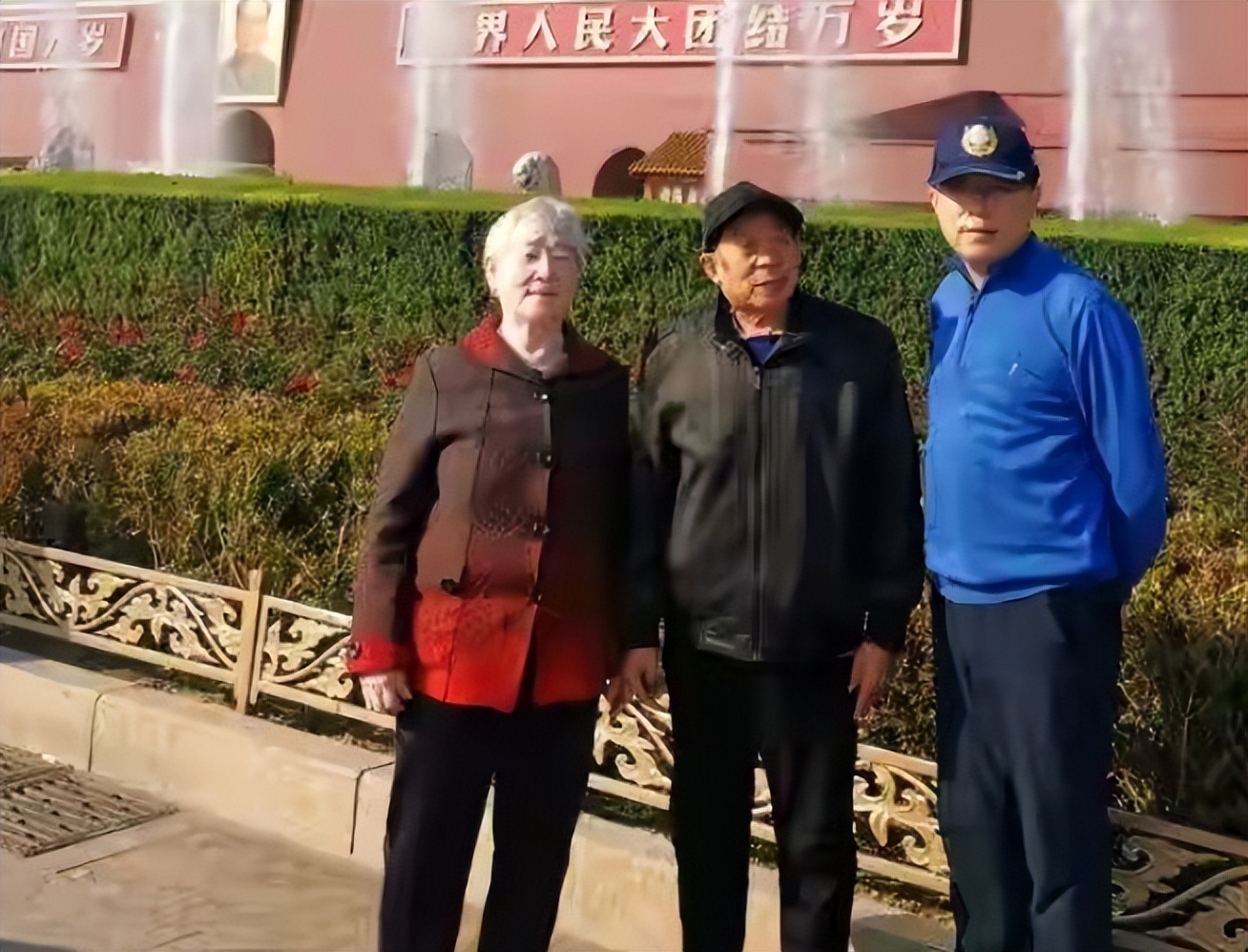 "最帅外交官"赵立坚和老婆同框,夫妻俩打扮低调,却高调秀恩爱